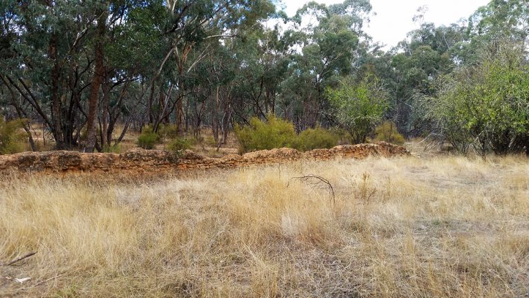 Brogan's Mud Brick Fence | Goldfields Guide